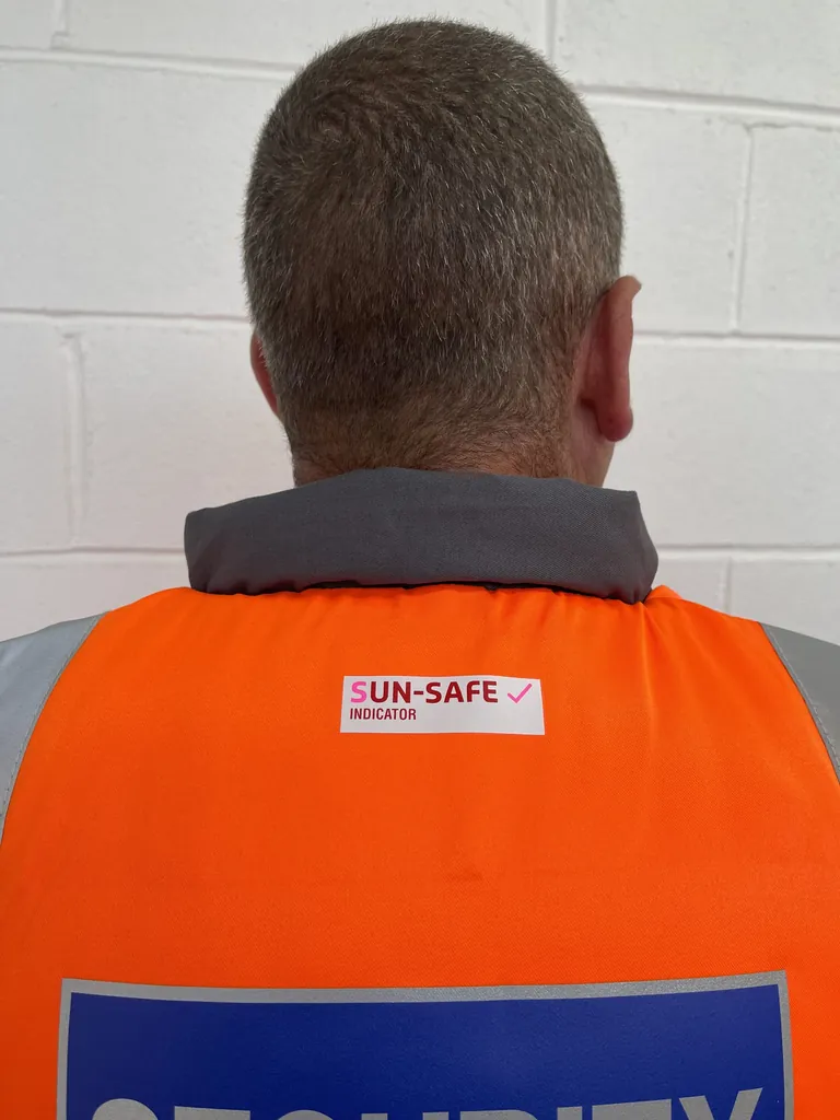 &bdquo;Sun-Safe Indicator&ldquo; auf einer neuen Warnschutzjacke.