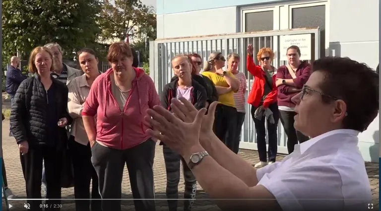 Beate Sch&auml;fer versammelt ihre Mitarbeitenden nach Gro&szlig;brand.