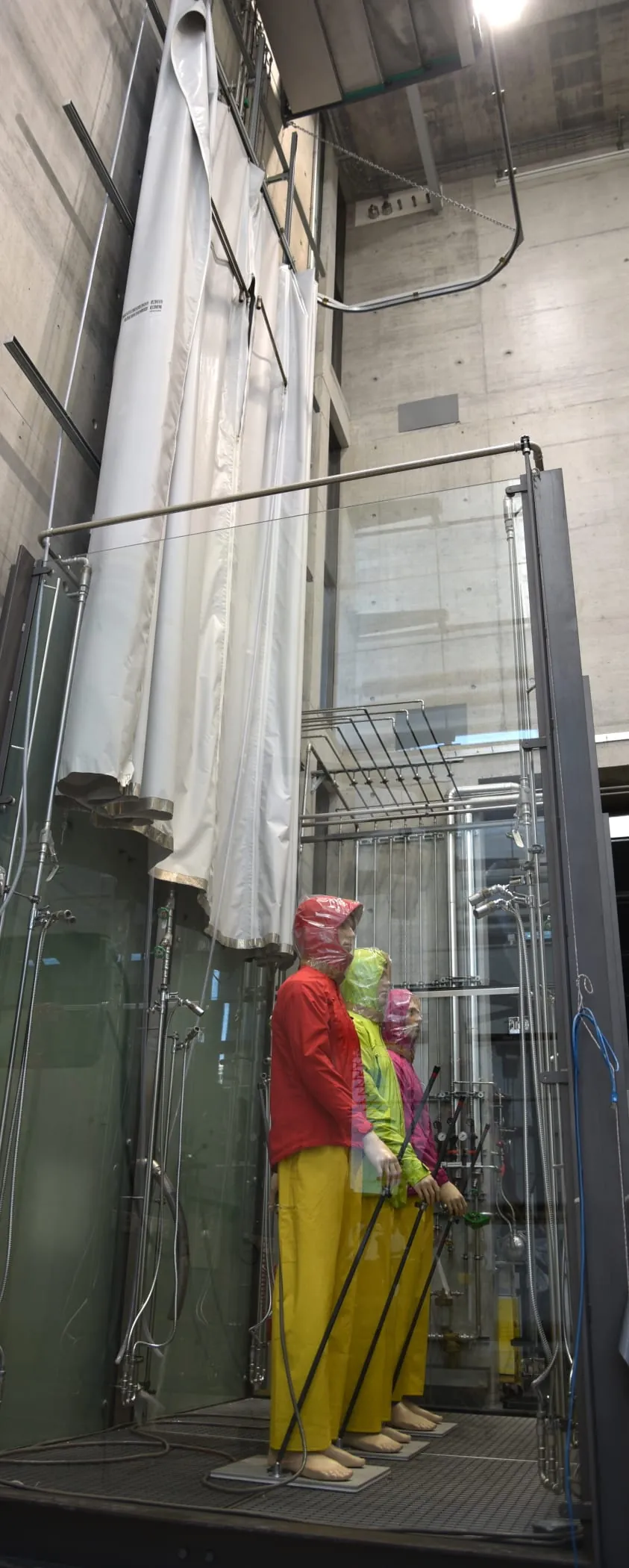 Textilchemie_Fluor_wasserdicht_Regenturm