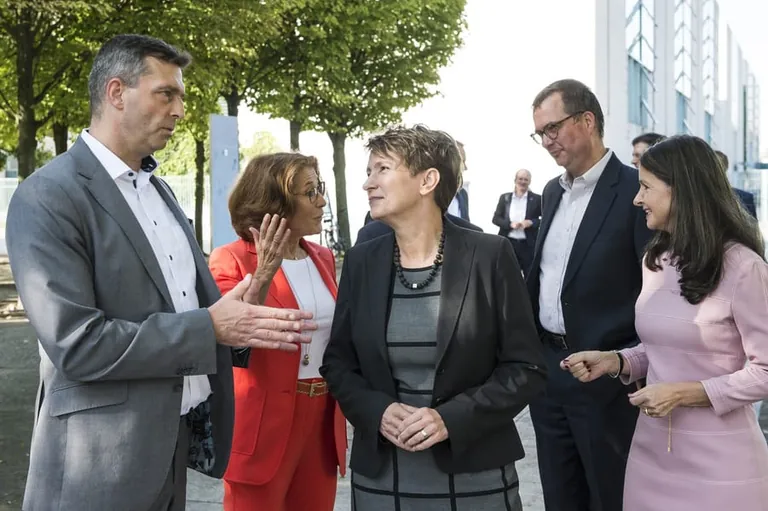 VCI-Pr&auml;sident Markus Steilemann (li.) diskutiert in Berlin mit Vertretern aus Politik und Wirtschaft &uuml;ber die Zukunft der Branche.