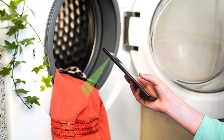 Wenn der Zettel mit dem Reinigungshinweis nicht mehr lesbar ist: Ein kurzer Check mit dem Smartphone und der integrierten Spektralanalyse erkennt das Gewebe des Kleidungsst&uuml;cks. 