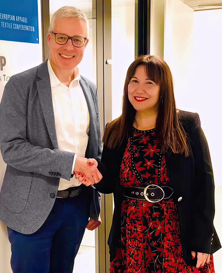 ETSA-Generalsekret&auml;rin Elena Lai und Harald Goost, Gesch&auml;ftsf&uuml;hrer von BP, freuen sich &uuml;ber die Kooperation.