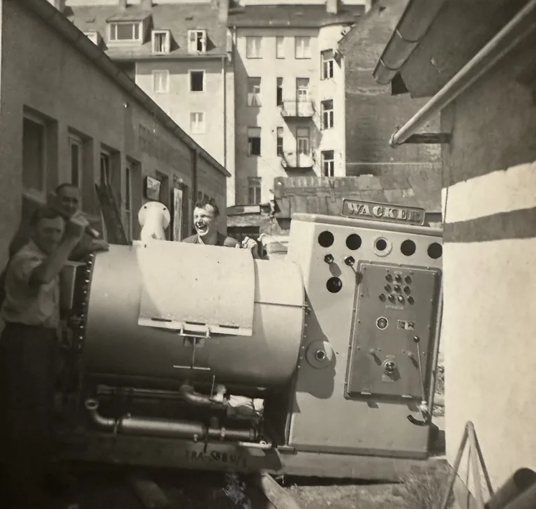 1954: Opa Franz Winkelmaier nimmt die neue Wacker-Reinigungsmaschine l&auml;chelnd entgegen.