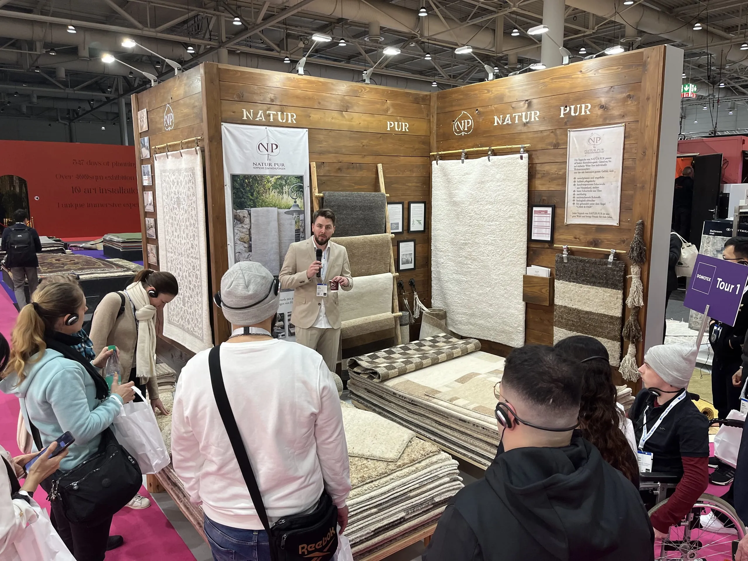 Die Auszubildenden auf der DOMOTEX in Hannover.