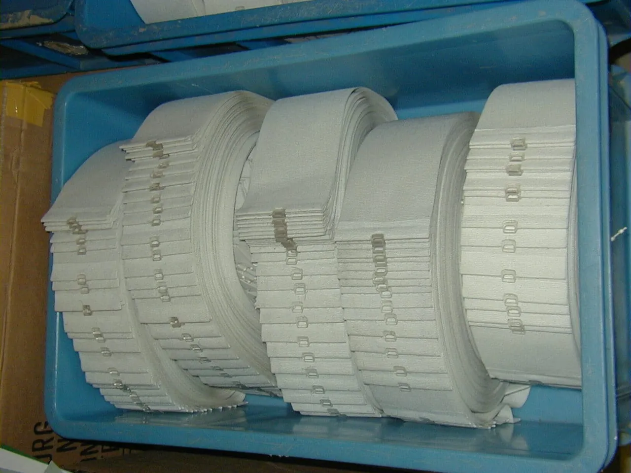 Sonnenschutzreinigung: Vertikal-Lamellen fachgerecht gerollt im Waschkorb.