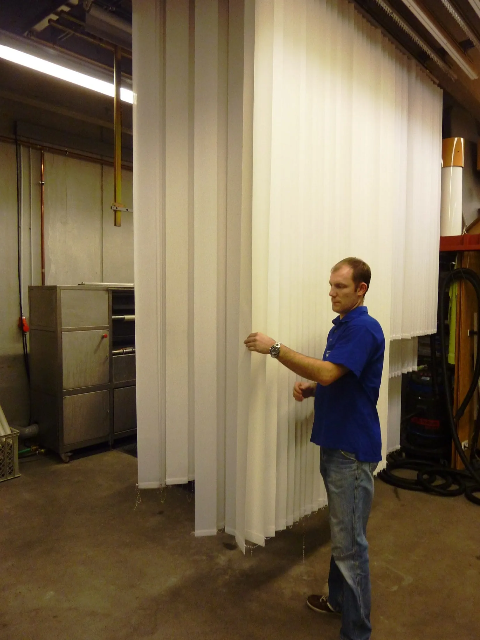 Der Sonnenschutz baumelt nach dem Waschen in der Trocknungsanlage.