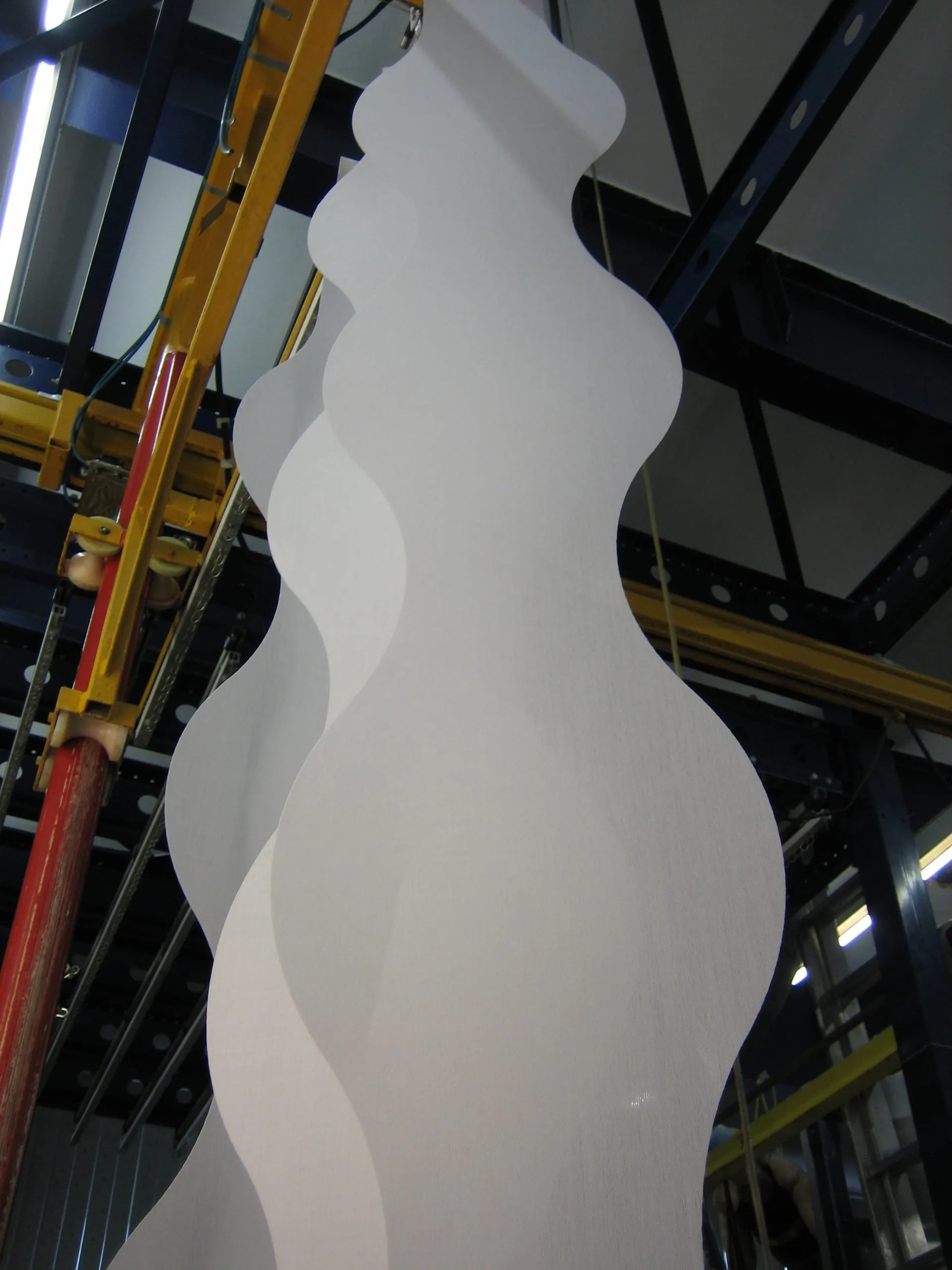 Sonnenschutzreinigung: "Vertical Wave"-Lamellen nach dem Waschen in einer Trocknungsanlage.