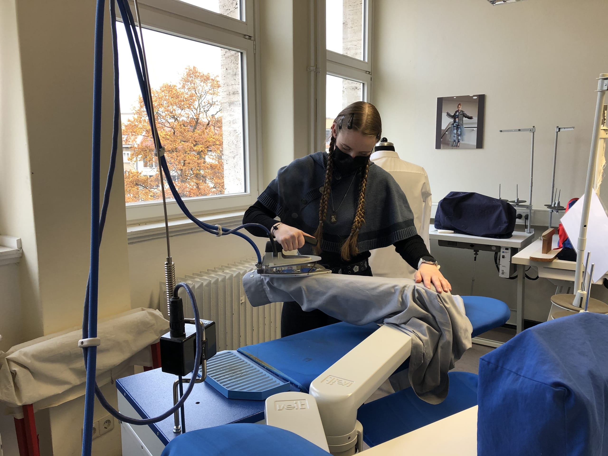 Auszubildende Finja Roth&auml;mel am &shy;B&uuml;geltisch.