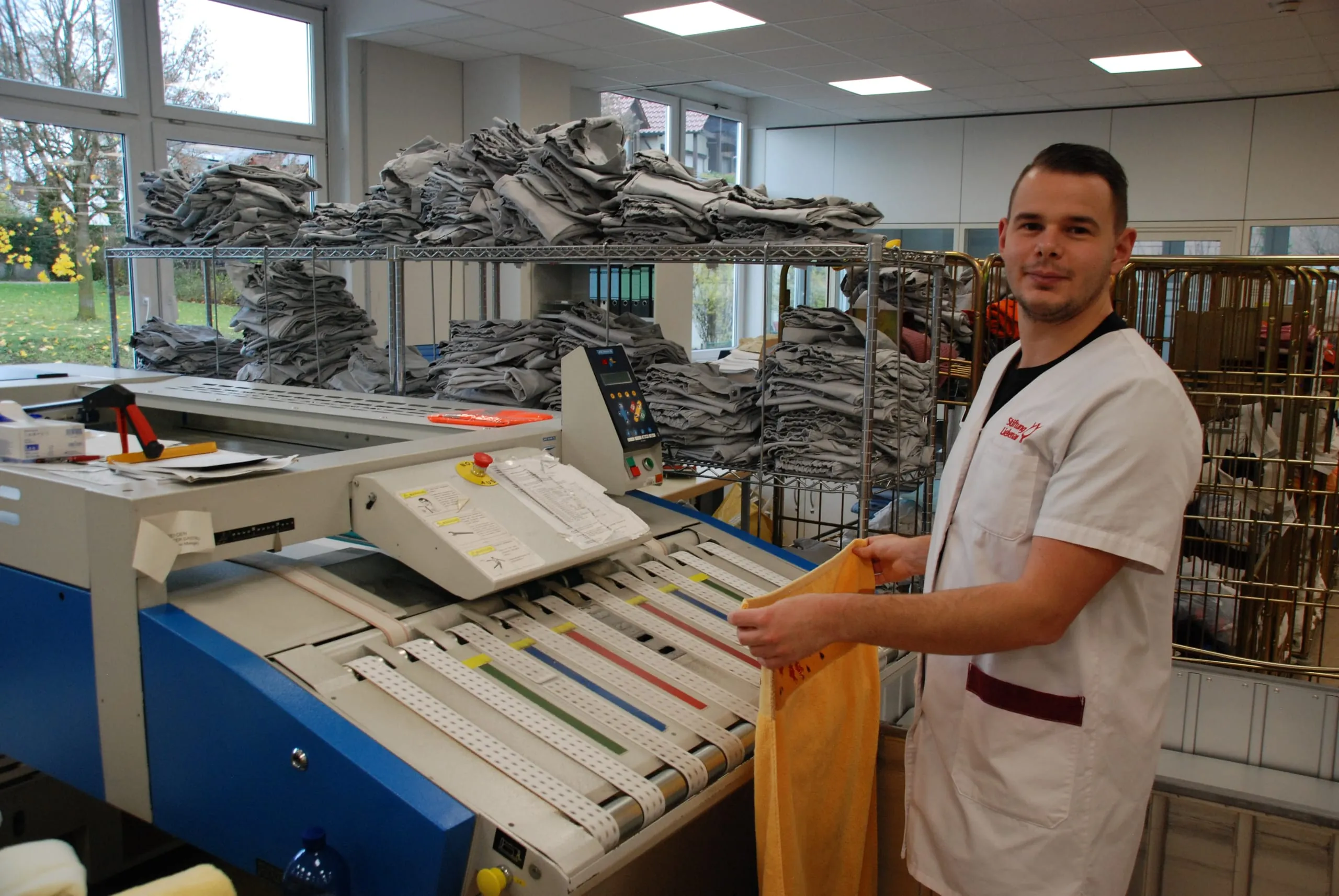 Am Ende des Waschprozesses: Kevin Moog an einer Faltmaschine.