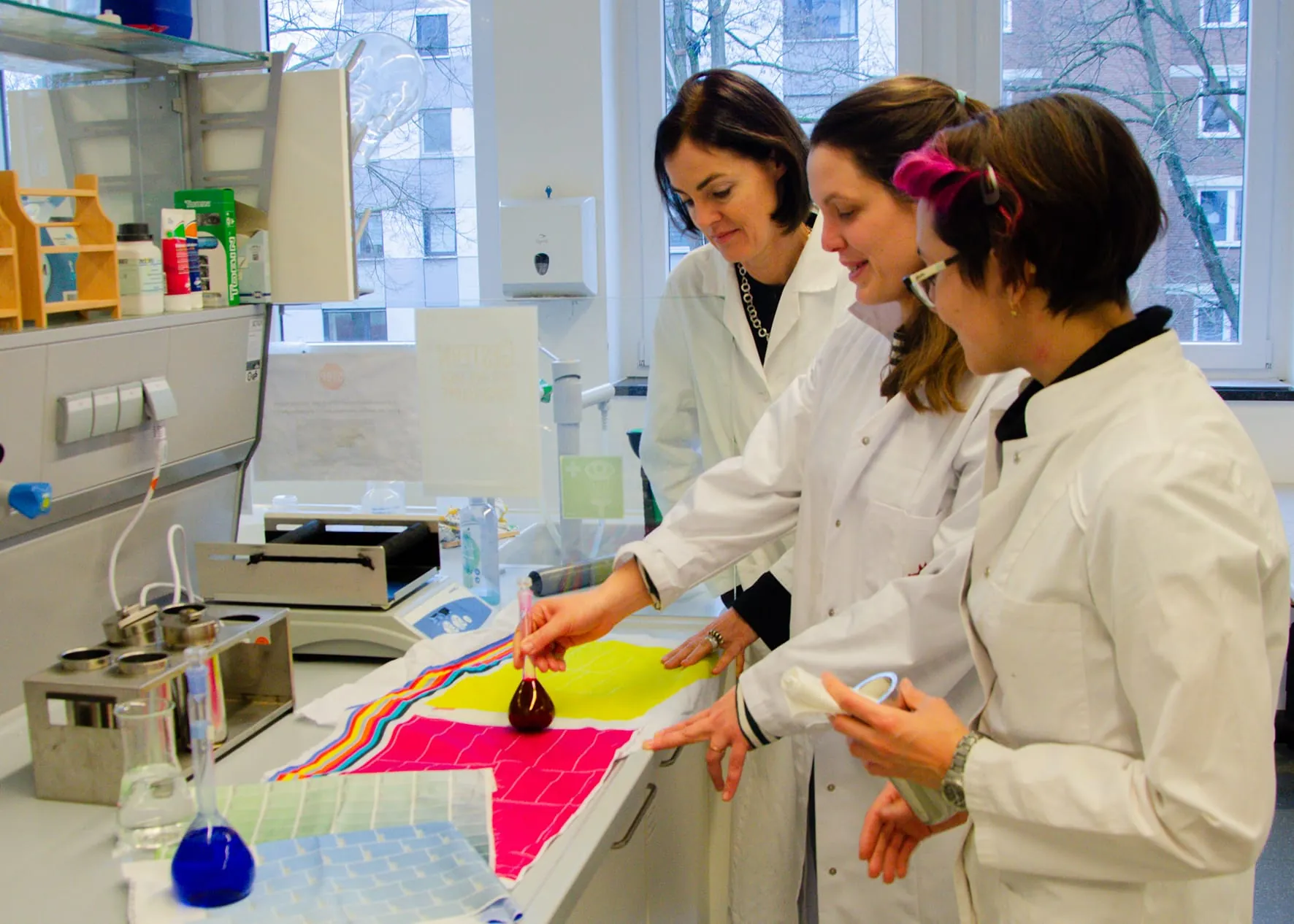 Projektleiterin Prof. Dr. Maike Rabe (links) mit den FTB-Mitarbeiterinnen Dr. Anna Missong und Alexandra Glogowsky.