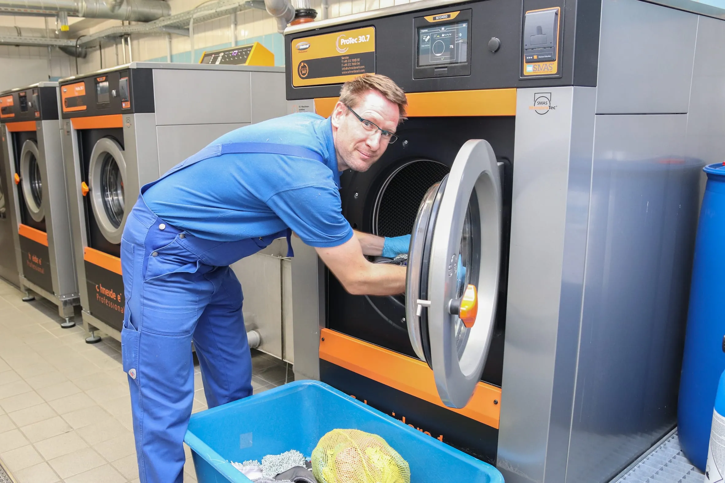 Jens Hofmann vom KSN-Team beim Befüllen der ProTec-Waschmaschine.