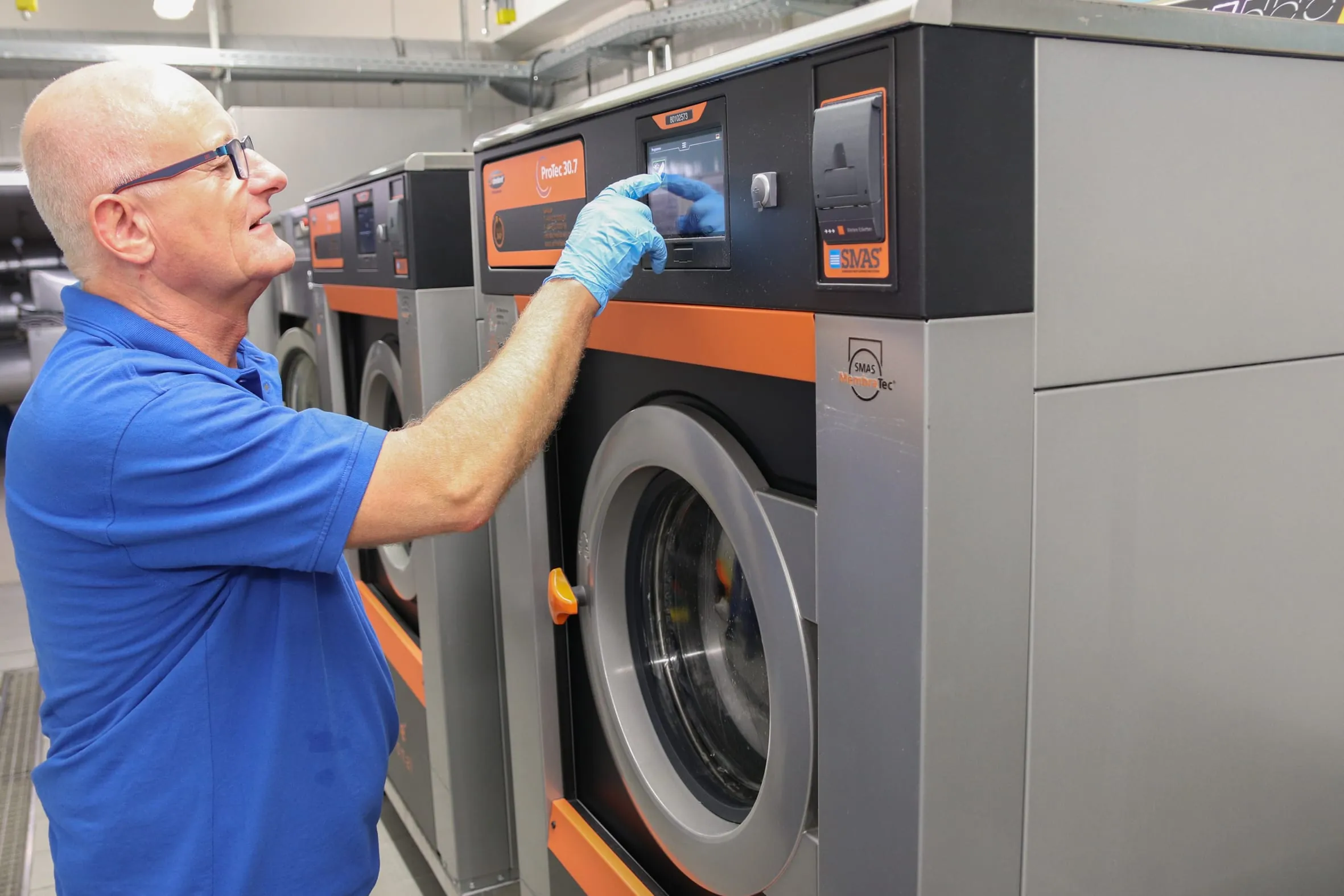 Ralf Ranke bei der Auswahl der Programme.