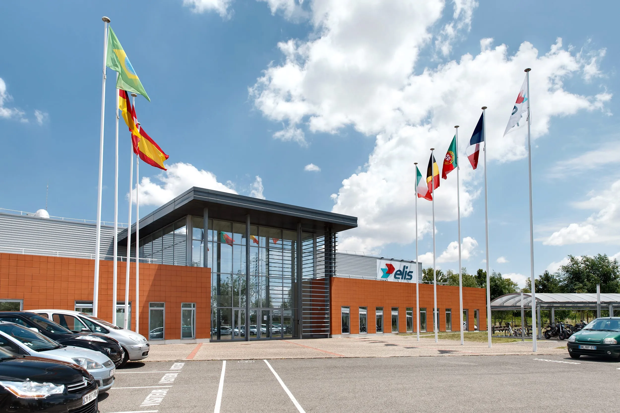 building_toulouse_outdoor_flags