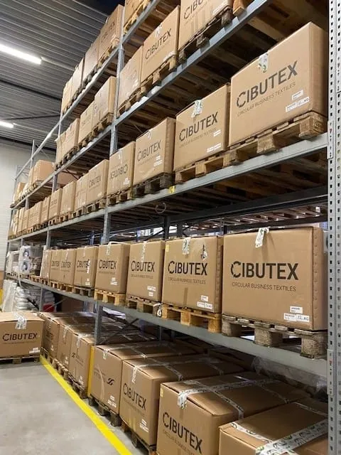 Zu Ballen gepresst und verpackt: Als Gemeinschaft kann CIBUTEX effektiver die Menge an Alttextilien sammeln, die für eine wirtschaftlich rentable Verwertung notwendig ist.