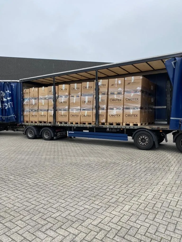 Ein LKW transportiert die Alttextilien.