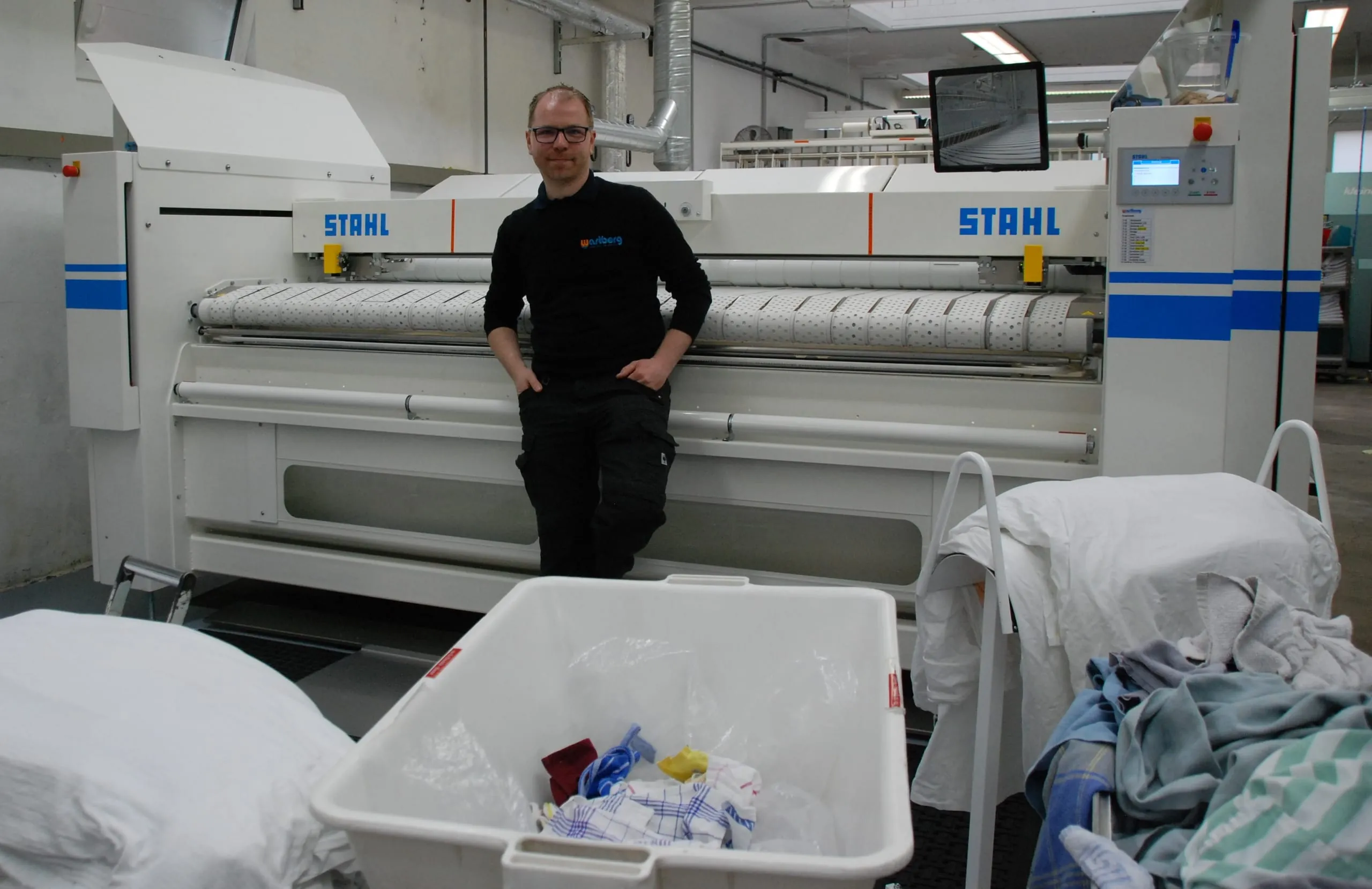 Christoph Wartberg, hier vor der neuen STAHL-Mangelstraße, leitet die Wäscherei Wartberg mittlerweile in 4. Generation.