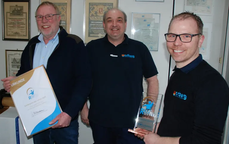 Die Gewinner des "RWin-Sonderpreis 2024", Das Bild zeigt (v.r.n.l.): Christoph Wartberg, Betriebsleiter Yves Oehlschläger und Wilhelm Wartberg.