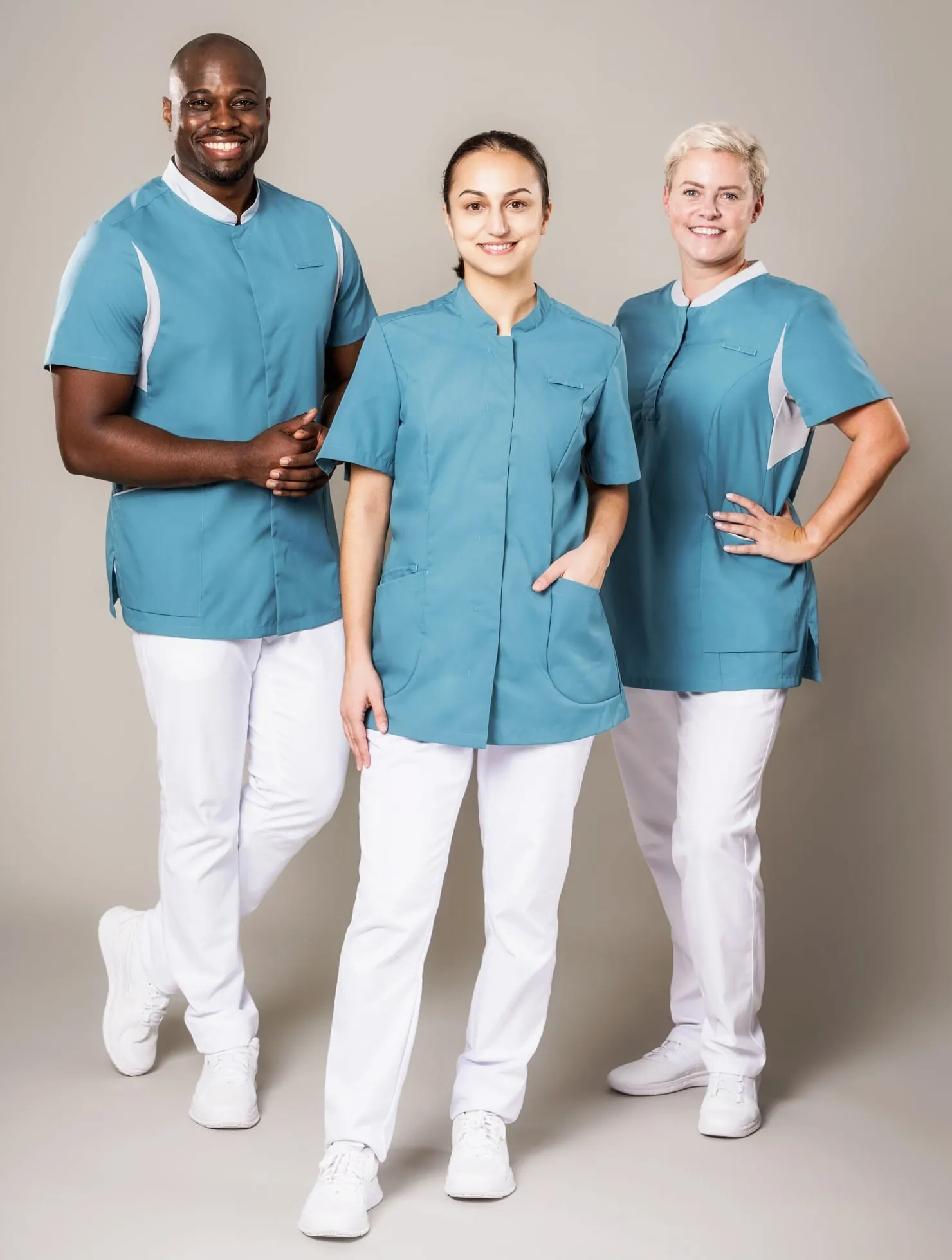 Die "Med&Care"- Linie ist sowohl in taillierten Damenmodellen als auch in einer Version f&uuml;r Herren in geraden Schnitten verf&uuml;gbar.