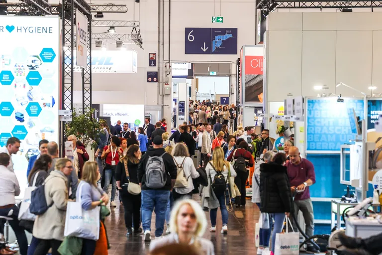 Viele Menschen strömen durch die Gänge der ALTENPFLEGE 2024 in Essen.