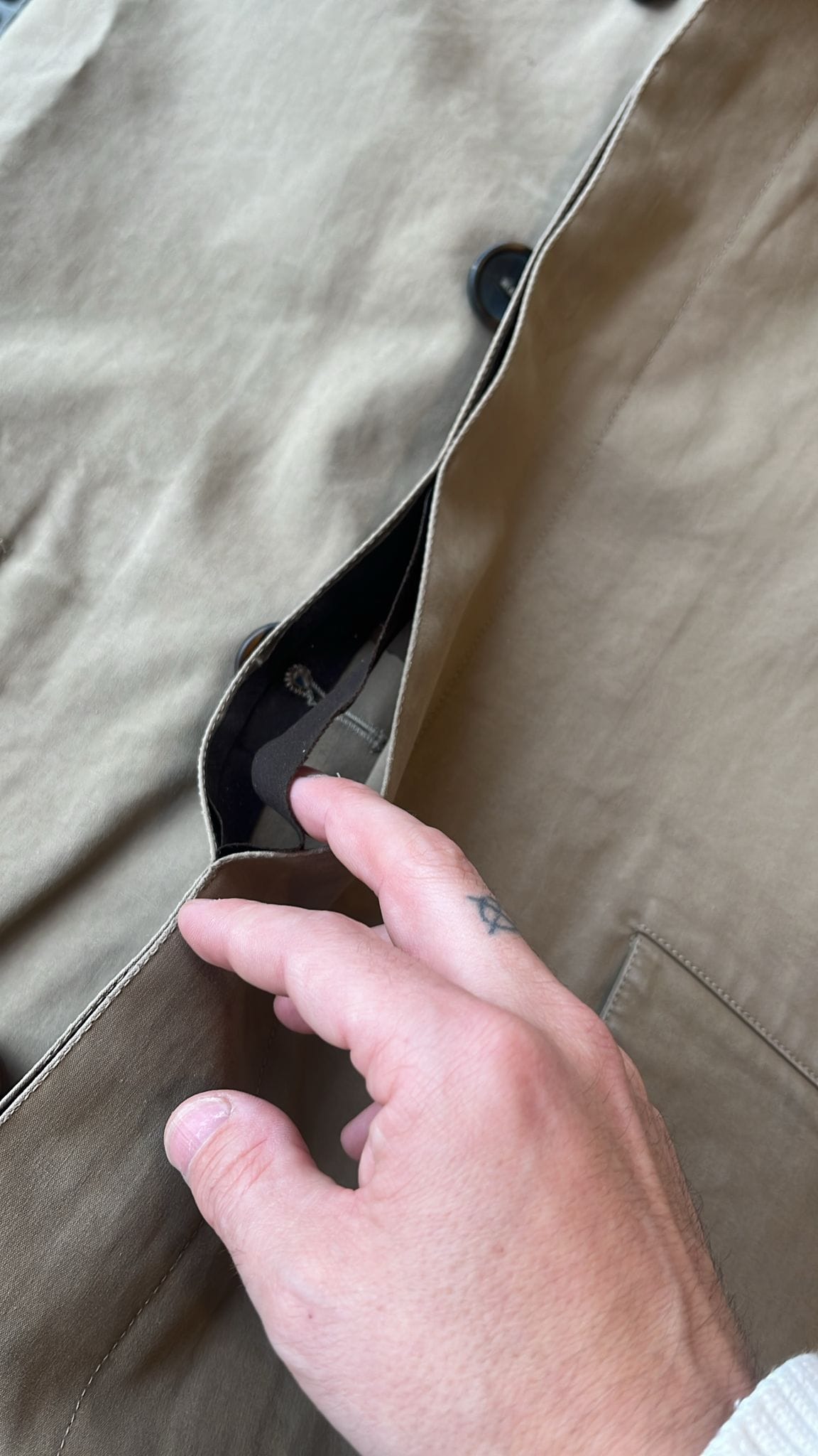 Die Nähte sind nicht vernäht, sondern verklebt.