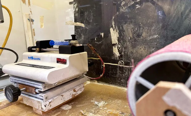 Die Elektrospinnmaschine erzeugt ein Netz aus Nanofasern auf den Baumwollfasern.