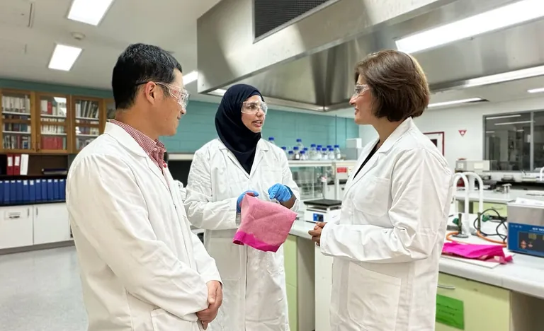 Forschungsleiter Dr. Xin Wang (li.), leitende Forscherin und Forschungsassistentin Dr. Aisha Rehman und Projektleiterin Dr. Shadi Houshyar.