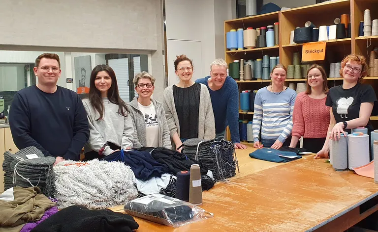 Das Team des FTB der Hochschule Niederrhein zu Besuch bei der Firma Bache GmbH, mit der es im Rahmen von "KnitCycle" Recycling-Versuche durchf&uuml;hrt. 