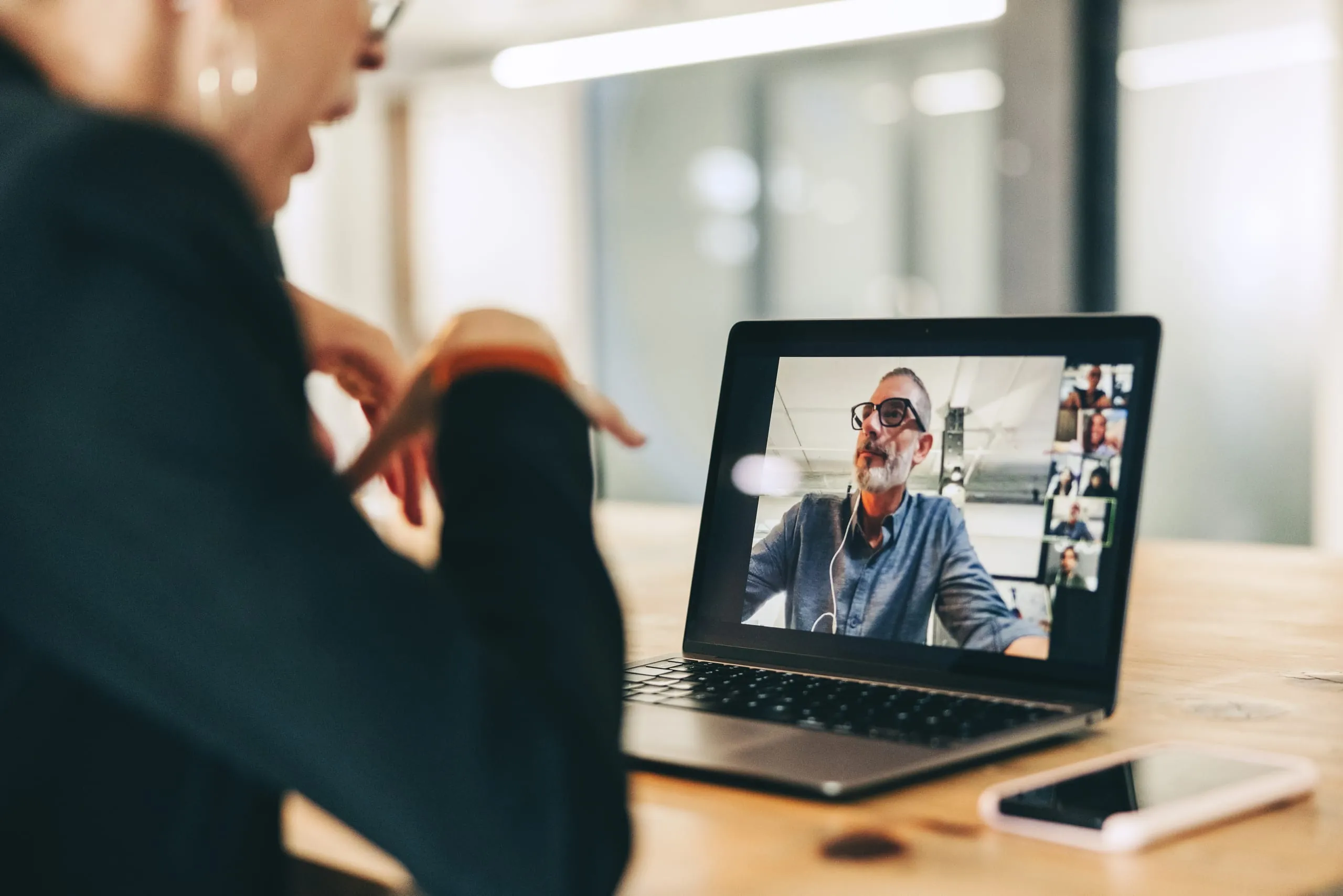Videocall-Knigge: Von Augenkontakt bis Hintergrund