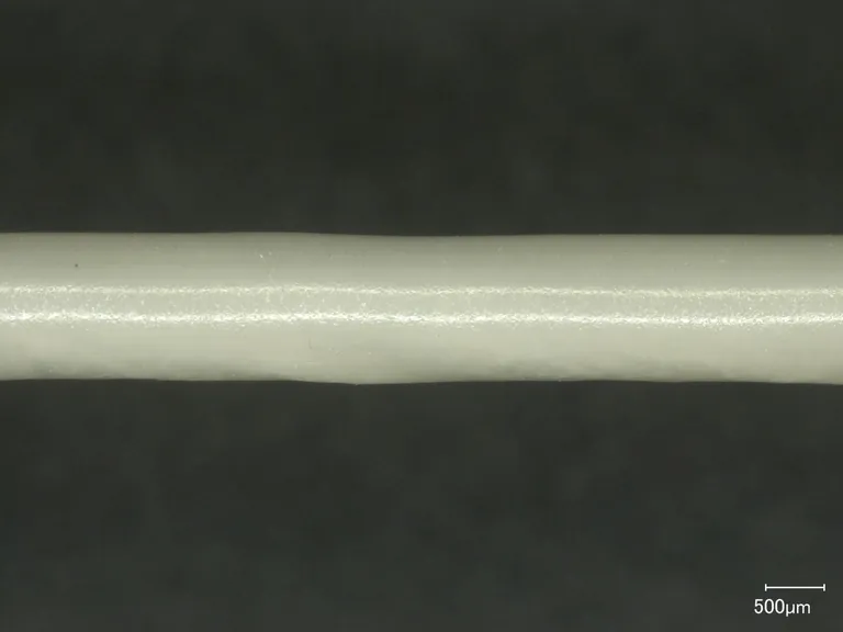 Nahaufnahme eines Baumwollgarns, das mit PHA beschichtet wurde.