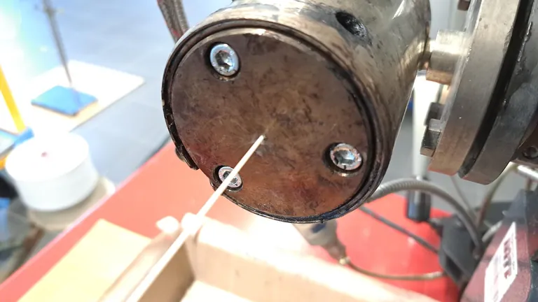 Mithilfe einer Ummantelungsd&uuml;se beschichten die Forscher ein Baumwollgarn mit PHA.