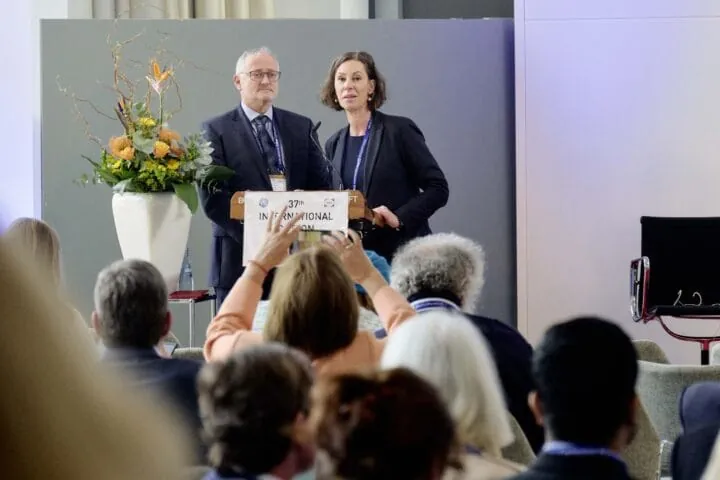 Das Bild zeigt die B&uuml;hne der Internationalen Baumwollkonferenz Bremen 2024 mit Publikum.