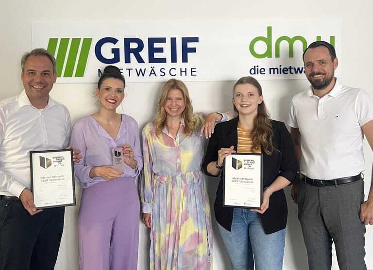 Bei der Preisvergabe (v.l.n.r.): Geschäftsführerin Büro 5, Julia Reiter, Leiterin Marketing und Kommunikation GREIF Mietwäsche, Linda Laubmeyer, Projektmanagerin Büro 5, und Martin Greif, Geschäftsführer GREIF Mietwäsche.