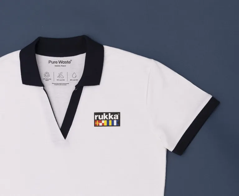 Pure Waste stellt nach eigenen Angaben alle seine Kleidungsst&uuml;cke aus 100 % recycelten Fasern her, was erhebliche Mengen an nat&uuml;rlichen Ressourcen spart.