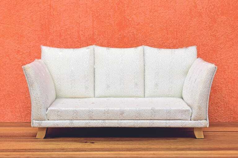 Das Bild zeigt ein Sofa. Sind die Bez&uuml;ge von Polsterm&ouml;beln nicht abnehmbar, so sind sie von der Kennzeichnung mit den Pflegesymbolen gem&auml;&szlig; der Norm ausgeschlossen.