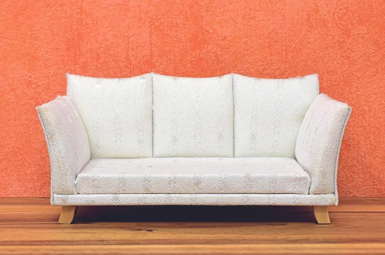 Das Bild zeigt ein Sofa. Sind die Bez&uuml;ge von Polsterm&ouml;beln nicht abnehmbar, so sind sie von der Kennzeichnung mit den Pflegesymbolen gem&auml;&szlig; der Norm ausgeschlossen.