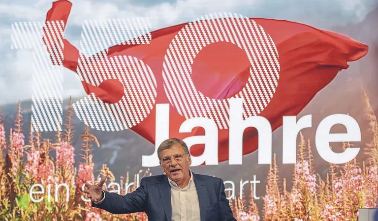 Jan Kettelhack bei seiner Begr&uuml;&szlig;ung zum Branchen-Jubil&auml;umstag in Rheine.