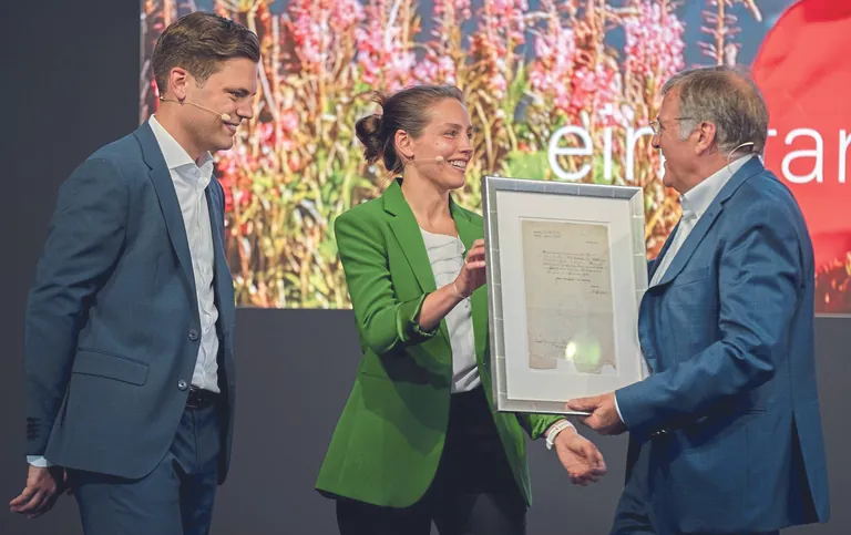 Jan Kettelhack &uuml;bergibt die historische Gr&uuml;ndungsurkunde an seine Kinder Theresa und Joan.