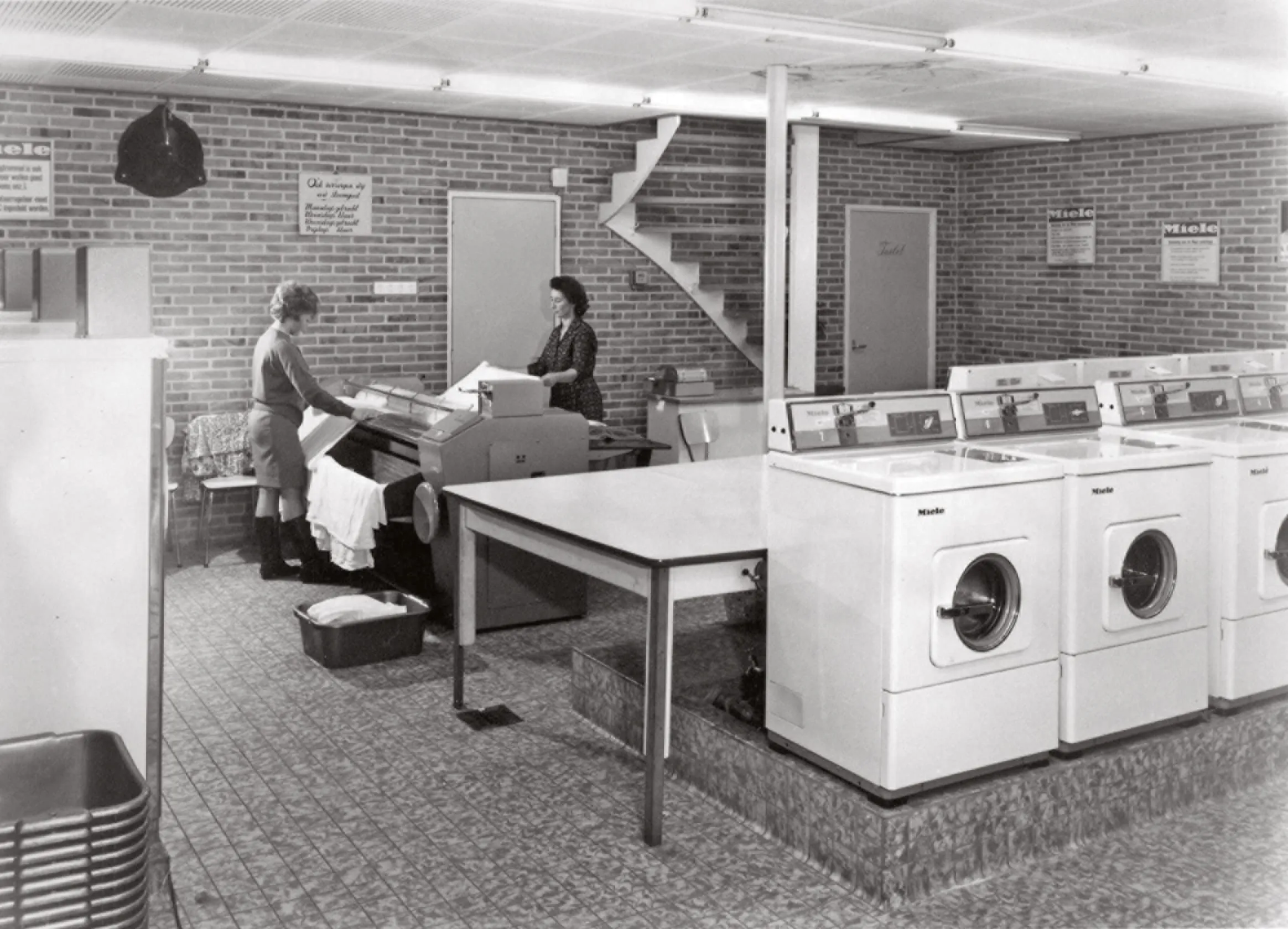 Das Bild zeigt eine Wäscherei, ausgestattet mit Waschmaschinen von Miele.