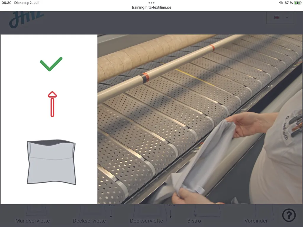 W&auml;hlen Angestellte das Kissen aus, zeigen die Videos, wie sie es in der Mangel richtig eingeben.