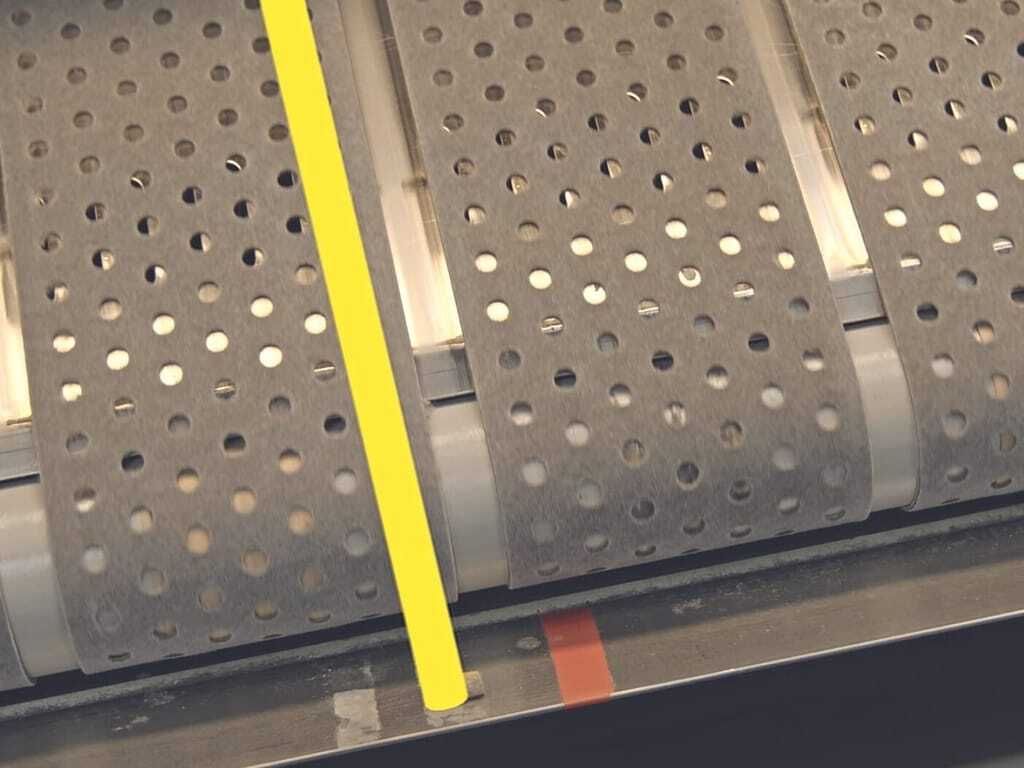 Das Video von Worxcamera zeigt eine gelbe Hilfslinie an, die das Eingeben von Textilien an einer Mangel erleichtern soll.
