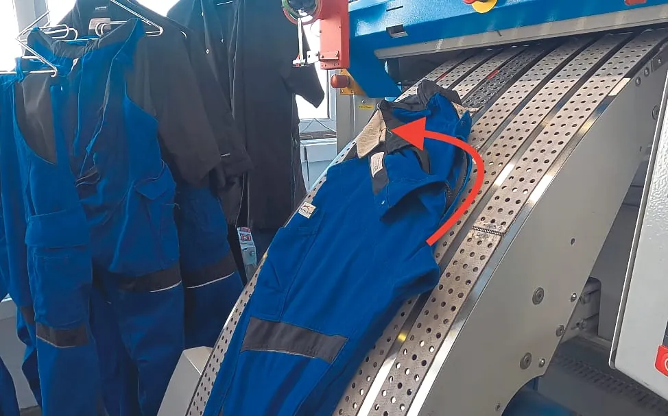 Das Video zeigt, wie man Arbeitsbekleidung richtig auflegt. 