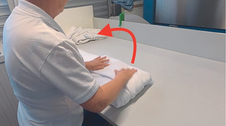 Wie man Flachwäsche richtig faltet, zeigt das Video von Worxcamera.