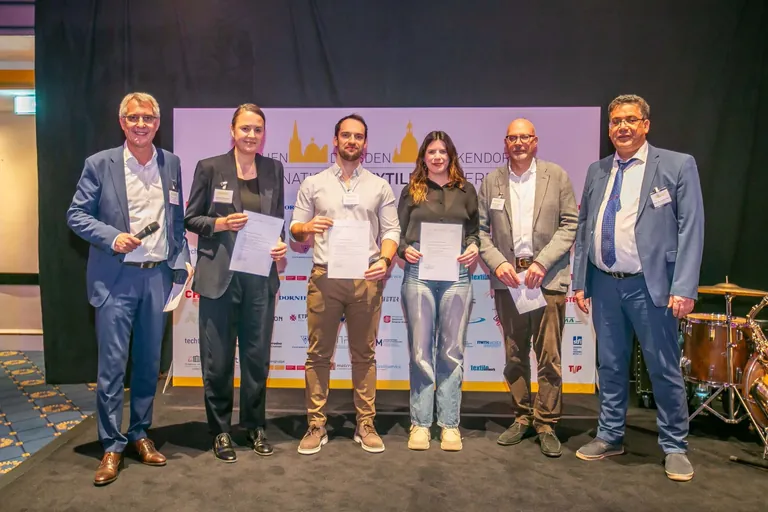 Die Organisatoren DITF, DWI und ITM &uuml;berreichen die Urkunden an die Gewinner des Best Poster Awards 2024 auf der ADD-ITC.