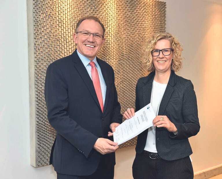 Hauptgesch&auml;ftsf&uuml;hrer der IHK D&uuml;sseldorf, Gregor Berghausen (li.), vereidigte Birgit Jussen 2017 als Sachverst&auml;ndige.