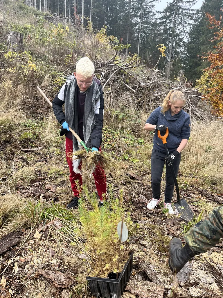 Anna-Siemsen-Schule Hannover Textilreiniger Azubis Baumpflanzaktion