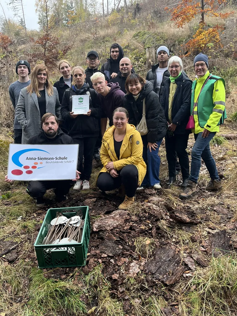 ANna-Siemsen-Schule Baumpflanzaktion Textilreinigerazubis