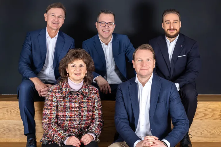 Die neue Salesianer-Geschäftsführung (vordere Reihe): Romana Steinböck, Thomas Krautschneider; (hintere Reihe v.l.i): Johann Kandelsdorfer, Victor Ioane, Phillip-Sebastian Marchl.