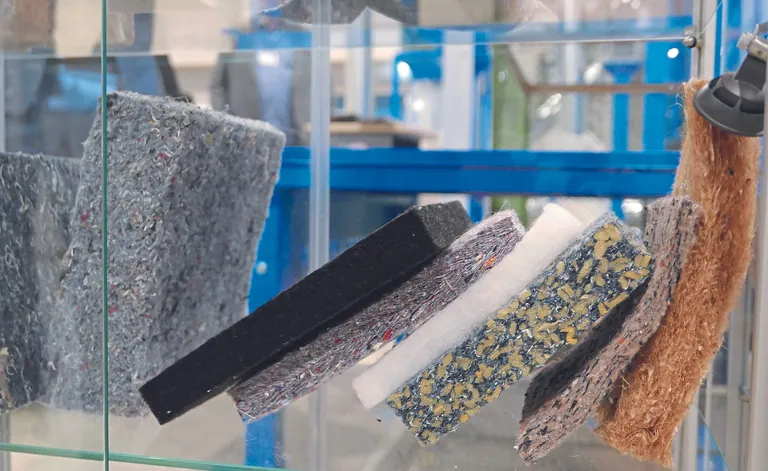 Textile Reste werden im Technikum des STFI unter anderem zu diversen &shy;Vliesstoffen recycelt. 