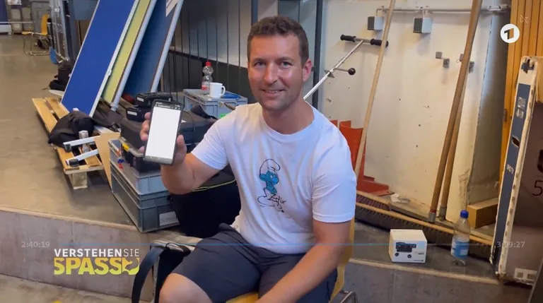 W&auml;schereichef und Kollege Fabian Fuchs sa&szlig; mit in der Regie und konnte per Smartphone die W&auml;schereitechnik steuern. 