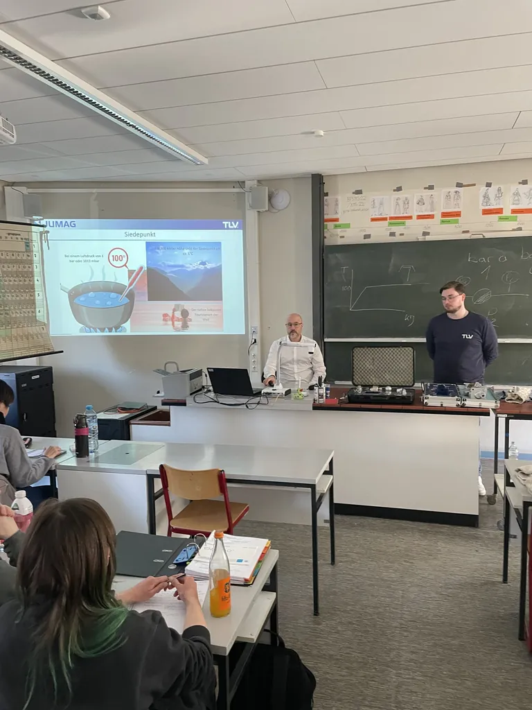 Dampf-Schulung an der Berufsschule bei den Textilreinigerazubis